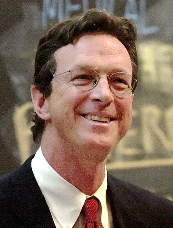 <strong>Michael Crichton</strong>. Imagem por Jon Chase.